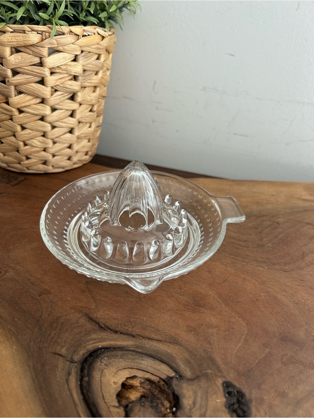 Clear Glass Citrus Juicer Reamer Ribbed Handle Spout Lemon Orange Squeezer